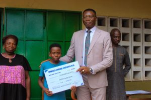 L'Honorable remettant à un élève son prix 